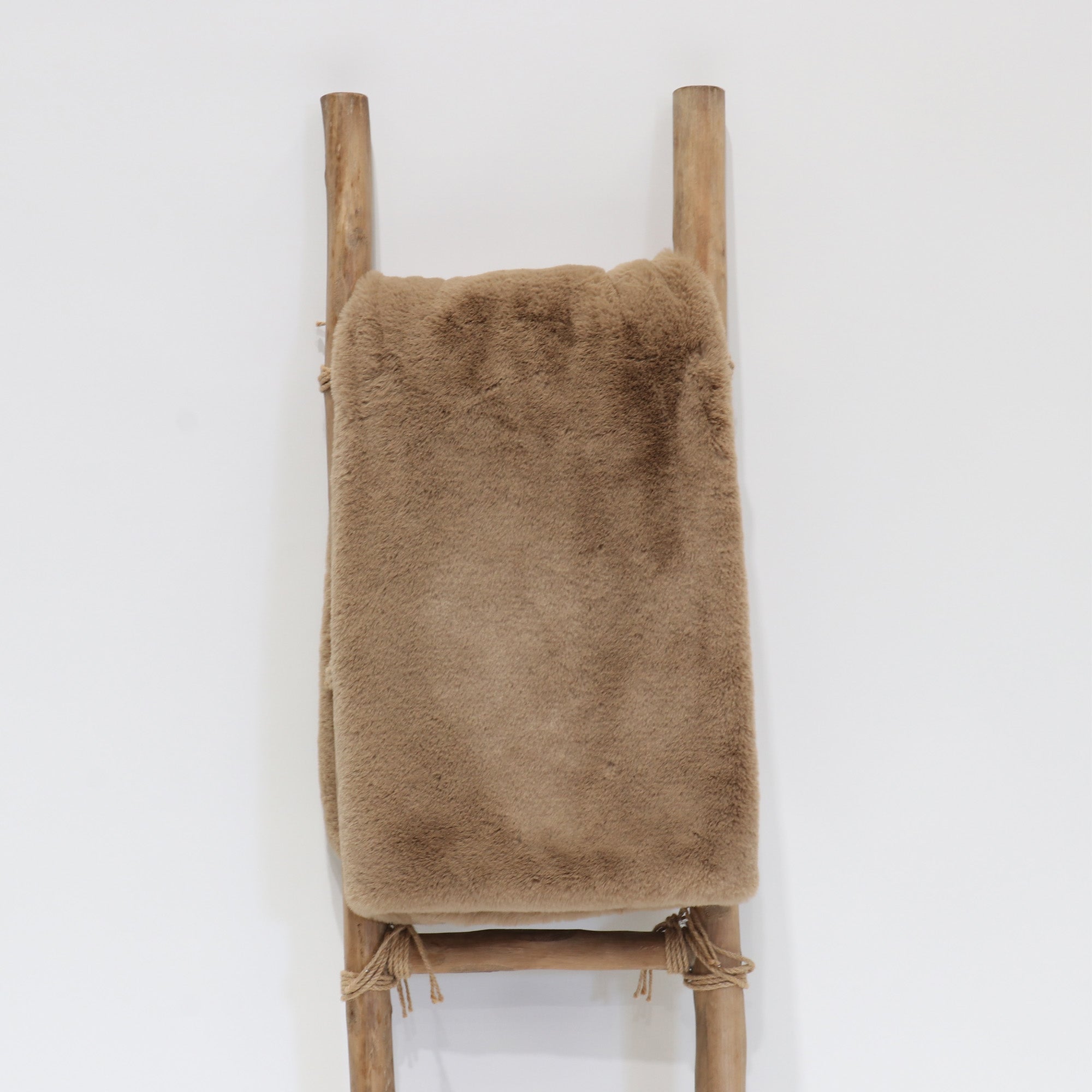 Faux Fur Throw
Peanut
ANH2606-T-PN