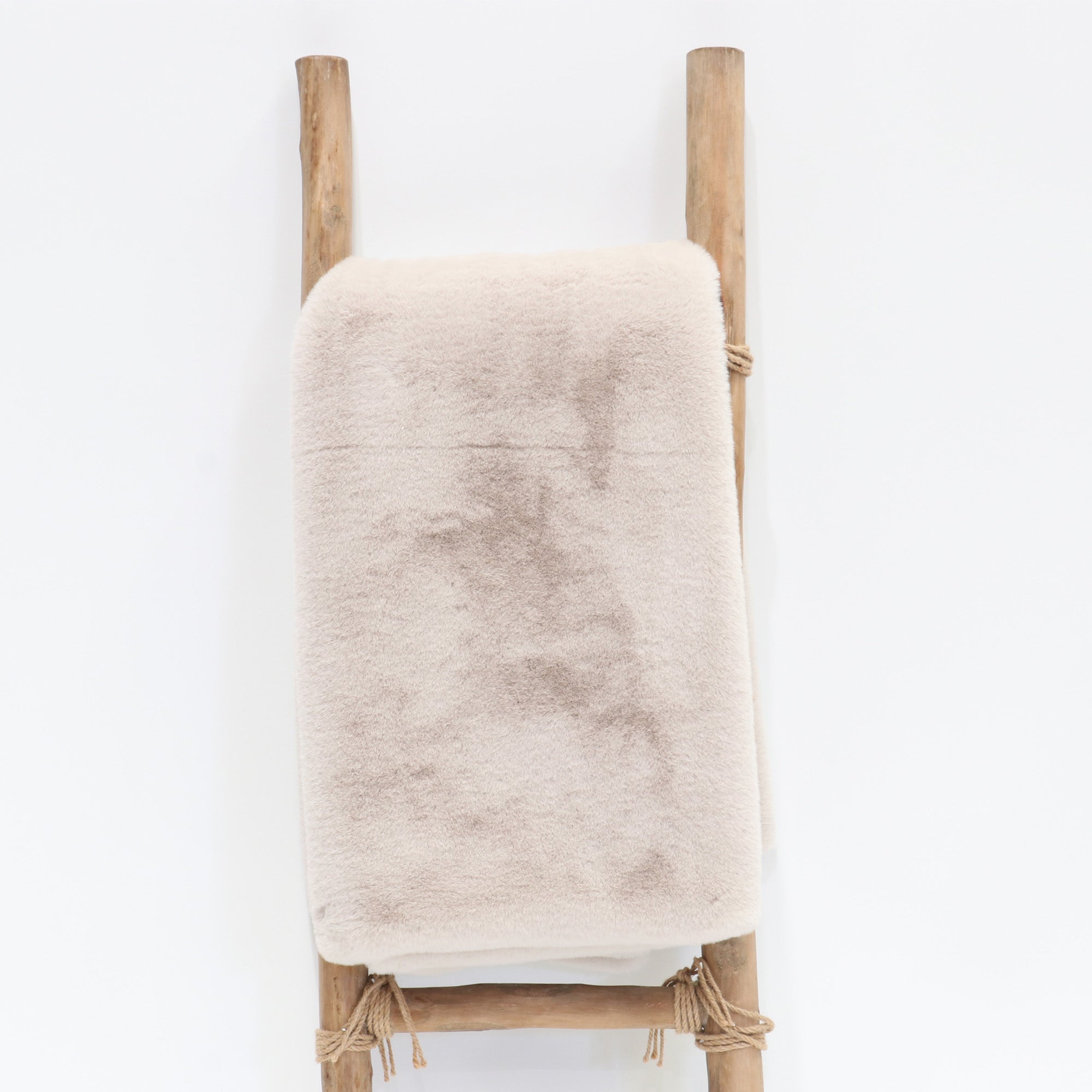 Faux Fur Throw
Pearl
ANH2606-T-PRL